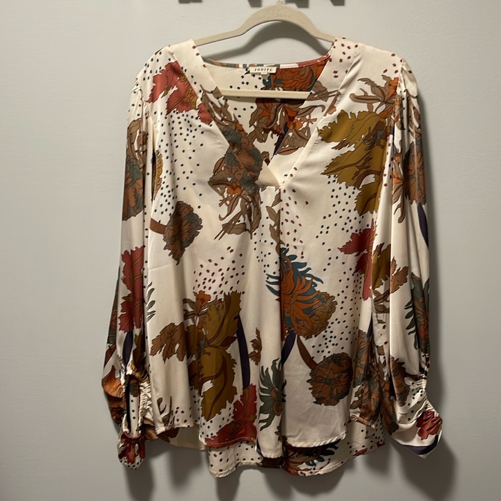 Beautiful fall floral blouse size large.
